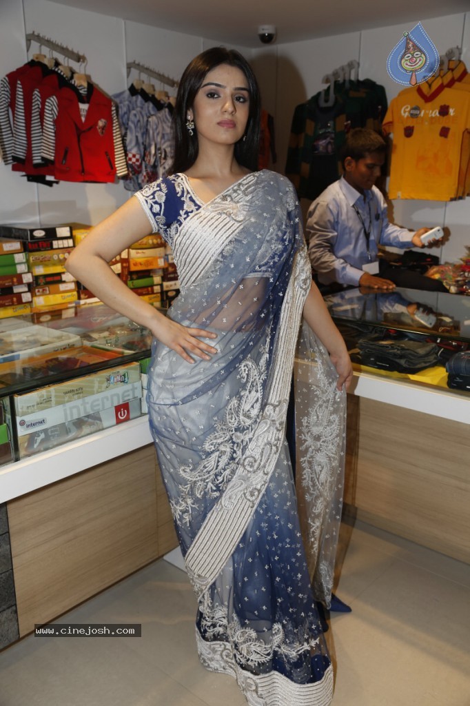 Siddhika Sharma Hot Photos - 57 / 94 photos