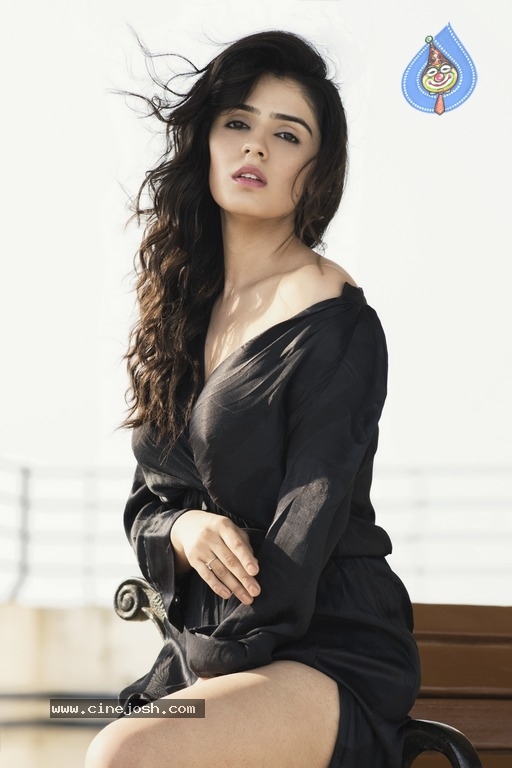 Sidhika Sharma Latest Pics - 4 / 11 photos