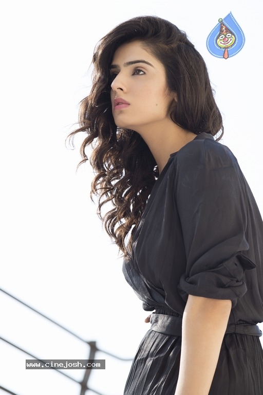 Sidhika Sharma Latest Pics - 5 / 11 photos