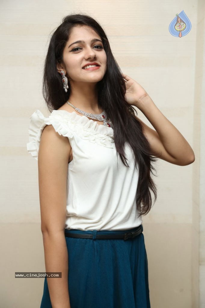 Simran Chowdhary New Stills - 25 / 98 photos