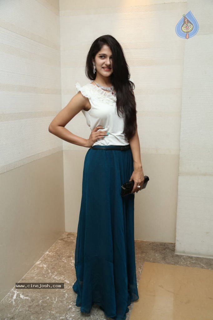 Simran Chowdhary New Stills - 32 / 98 photos