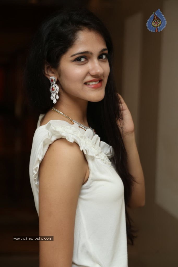 Simran Chowdhary New Stills - 33 / 98 photos