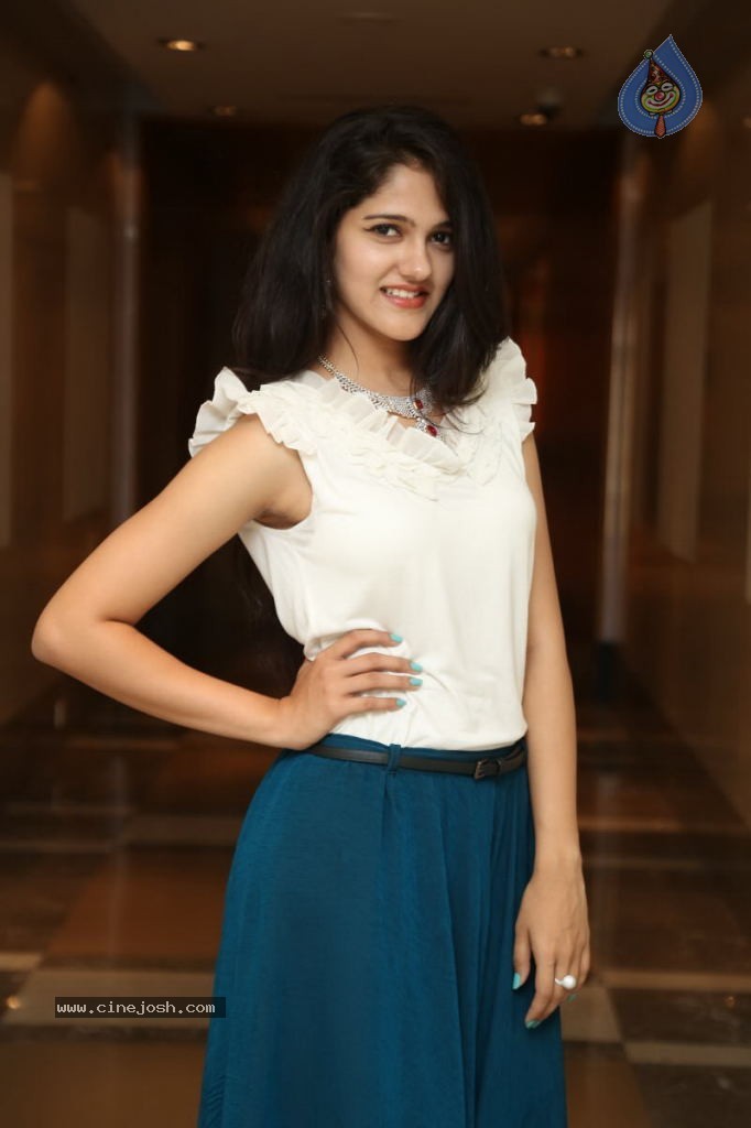 Simran Chowdhary New Stills - 34 / 98 photos