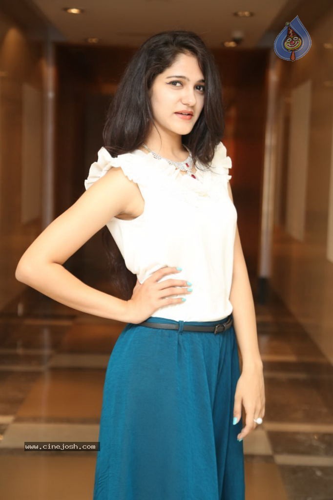 Simran Chowdhary New Stills - 35 / 98 photos