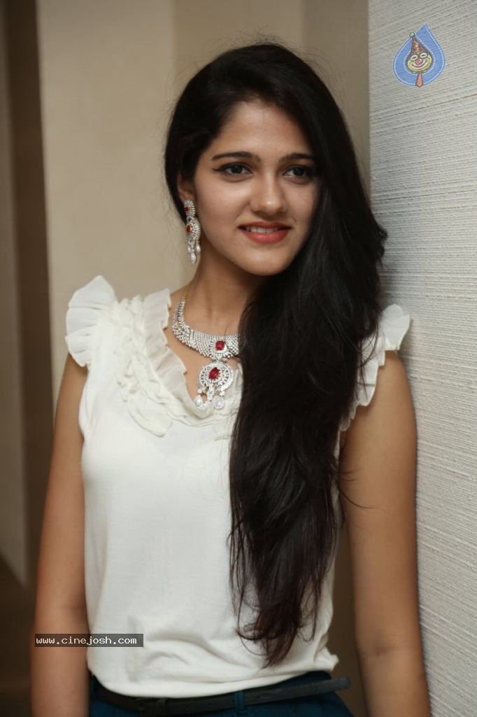 Simran Chowdhary New Stills - 47 / 98 photos