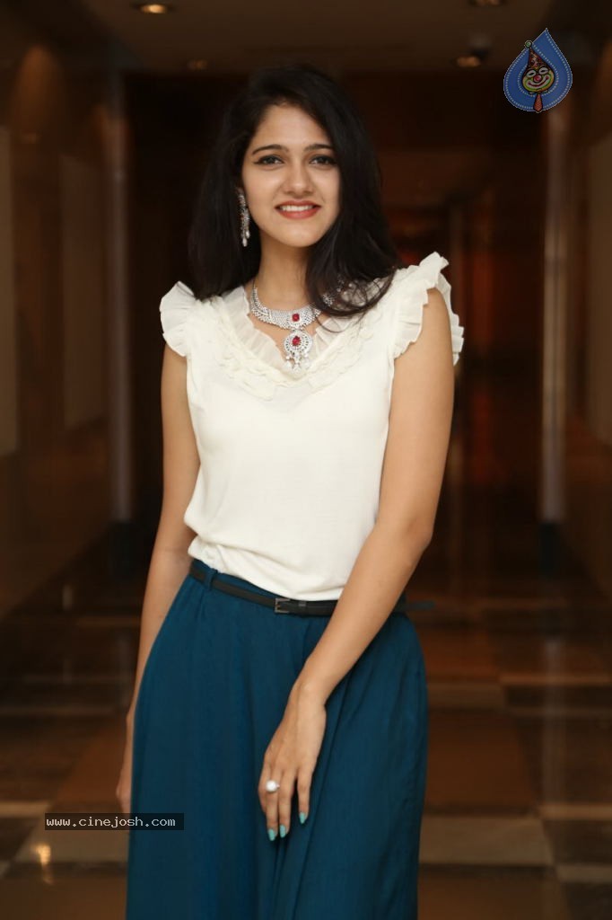 Simran Chowdhary New Stills - 91 / 98 photos