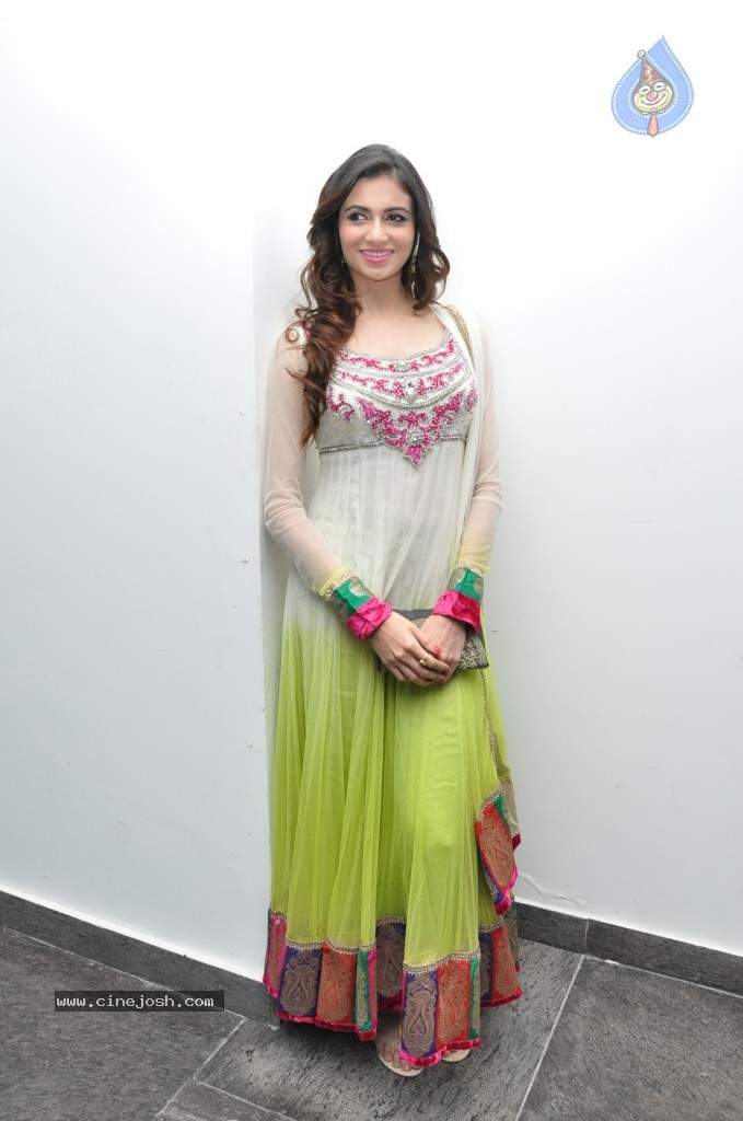 Simran Kaur New Gallery - 13 / 68 photos