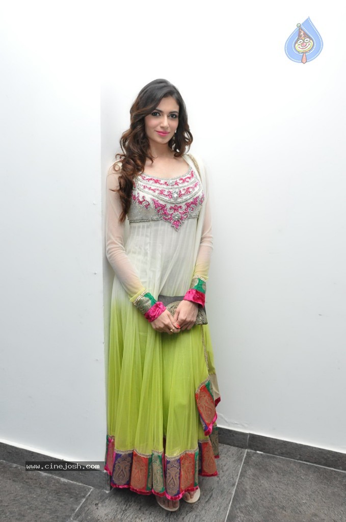 Simran Kaur New Gallery - 37 / 68 photos