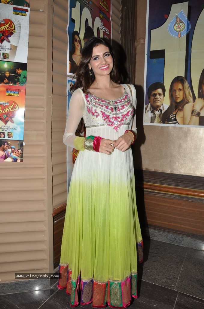 Simran Kaur New Gallery - 42 / 68 photos