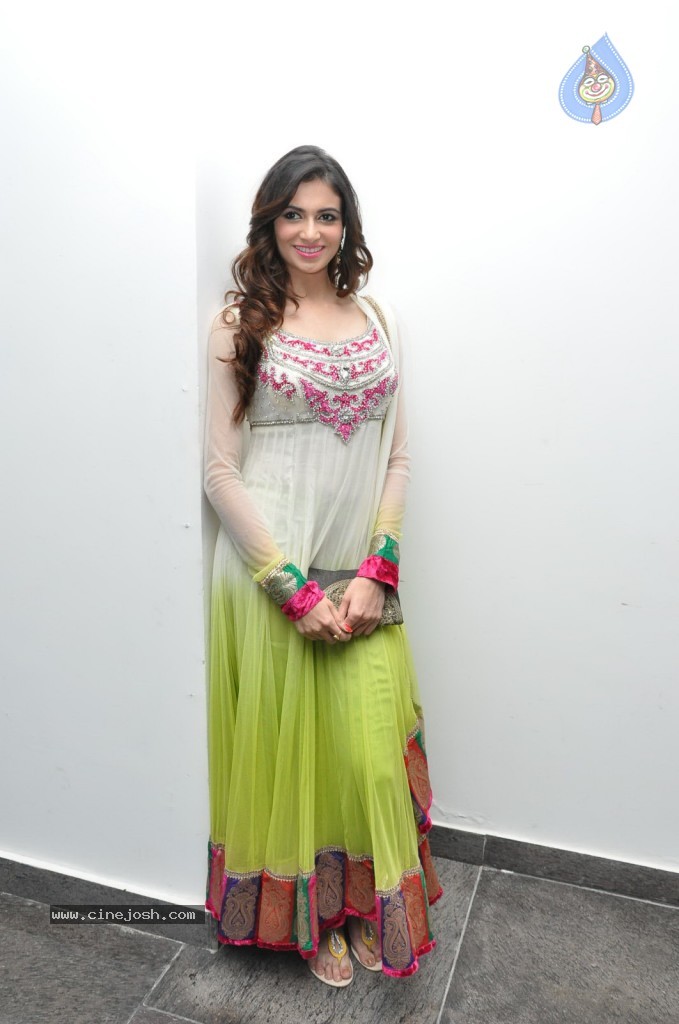 Simran Kaur New Gallery - 49 / 68 photos