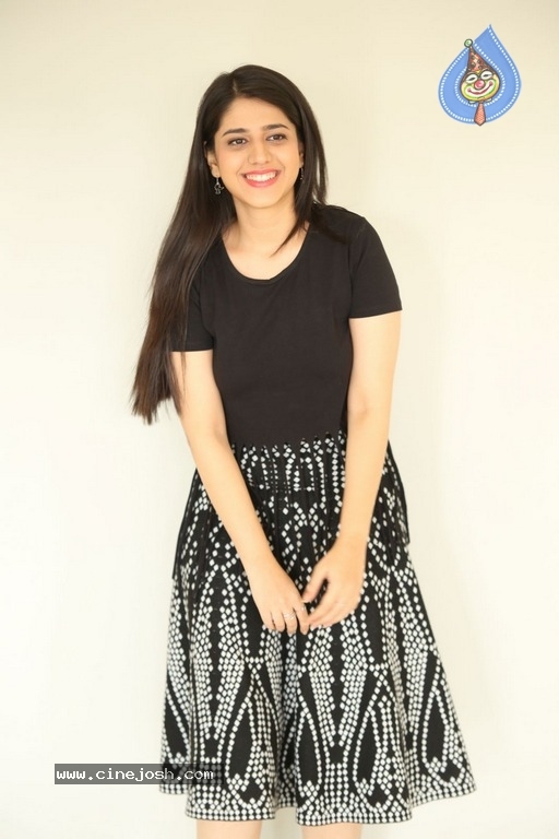 Simran Pareenja New Pics - 13 / 18 photos