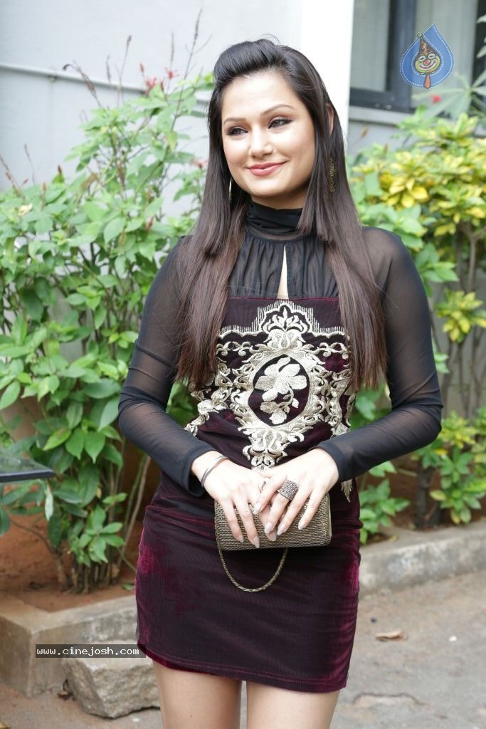 Simran Suri New Stills - 36 / 69 photos