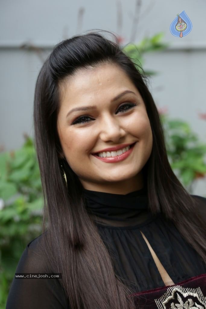 Simran Suri New Stills - 54 / 69 photos