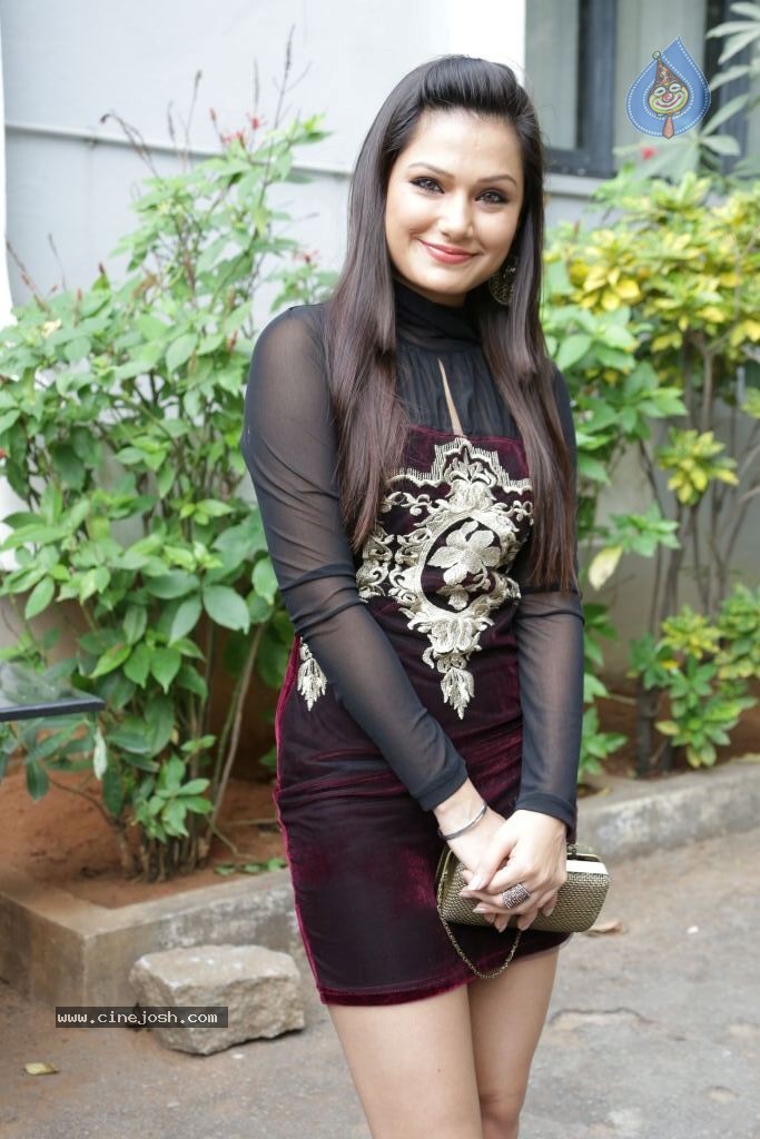 Simran Suri New Stills - 58 / 69 photos