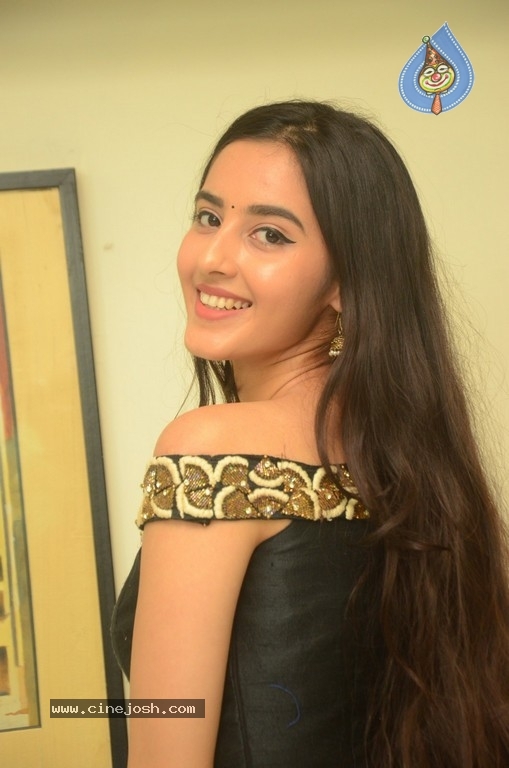 Simrat Kaur New Images - 2 / 20 photos