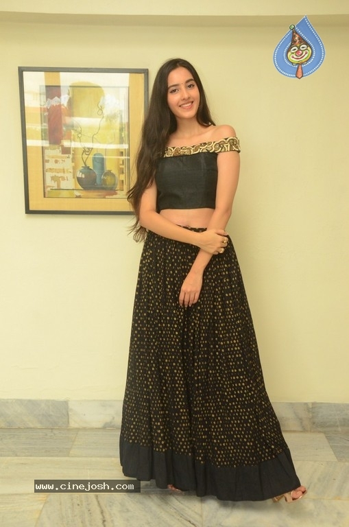 Simrat Kaur New Images - 4 / 20 photos