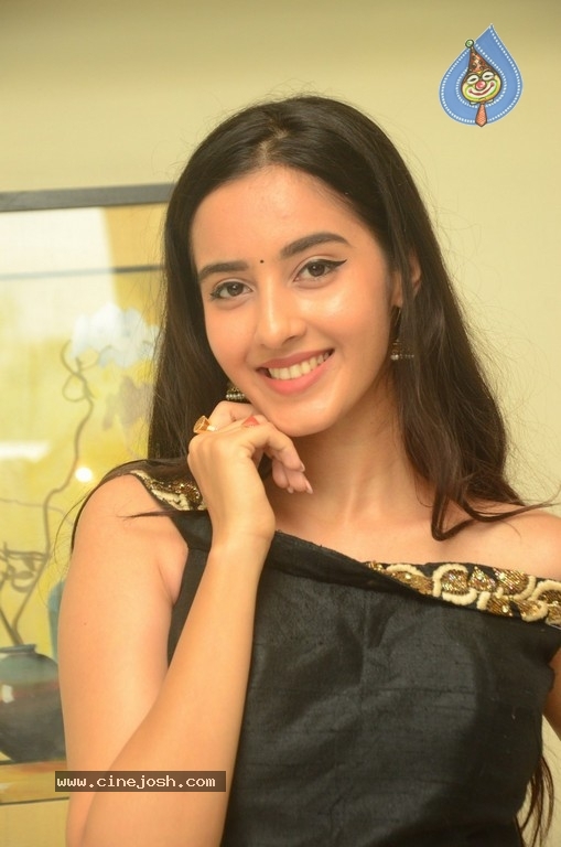 Simrat Kaur New Images - 11 / 20 photos