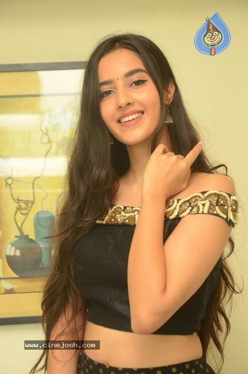 Simrat Kaur New Images - 19 / 20 photos