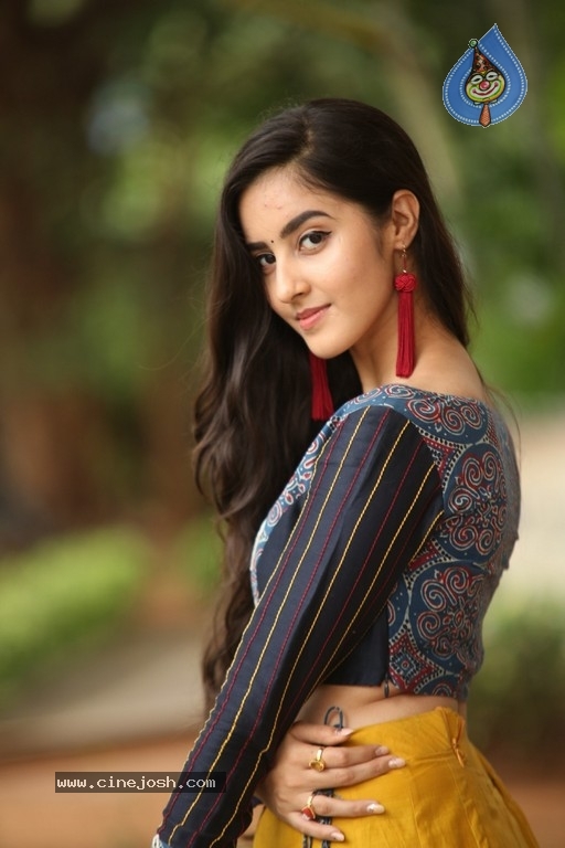 Simrat Kaur Photos - 1 / 21 photos