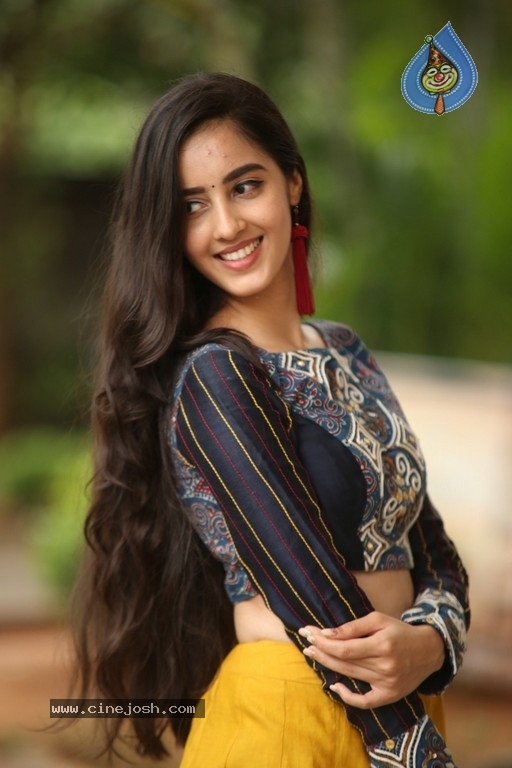 Simrat Kaur Photos - 7 / 21 photos