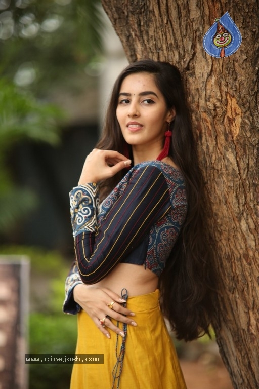 Simrat Kaur Photos - 9 / 21 photos
