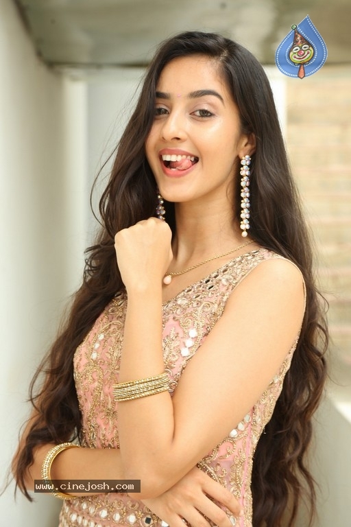 Simrat Kaur Pics - 26 / 30 photos