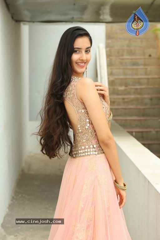 Simrat Kaur Pics - 29 / 30 photos