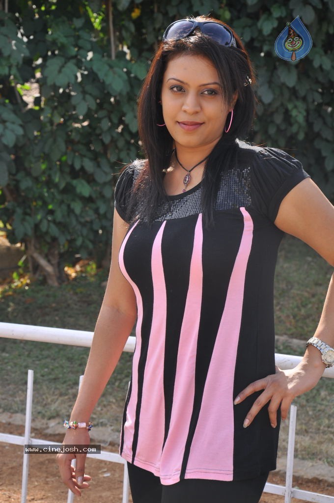 Singer Madhoo Stills - 9 / 26 photos