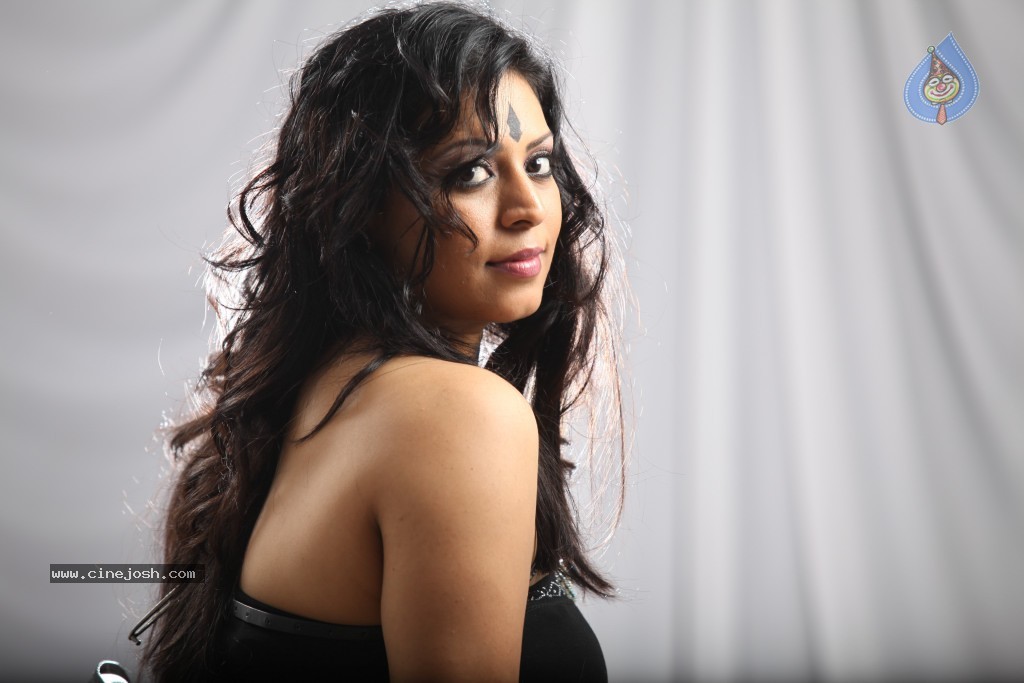 Singer Madhoo Stills in Desi Girl Album - 23 / 48 photos