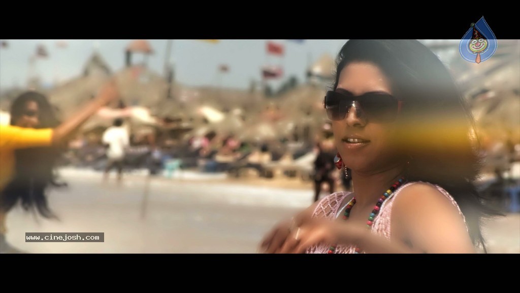 Singer Madhoo Stills in Desi Girl Album - 24 / 48 photos