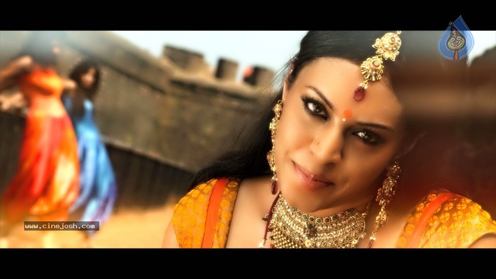 Singer Madhoo Stills in Desi Girl Album - 26 / 48 photos