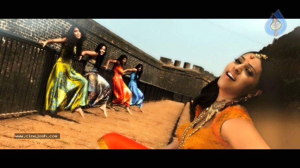 Singer Madhoo Stills in Desi Girl Album - 29 / 48 photos