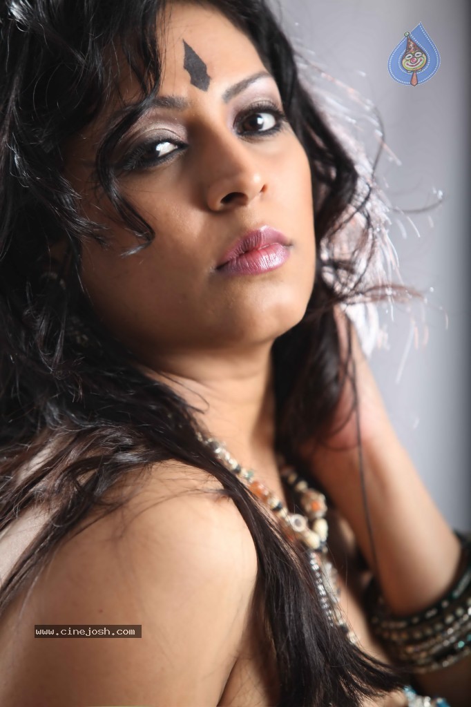 Singer Madhoo Stills in Desi Girl Album - 36 / 48 photos