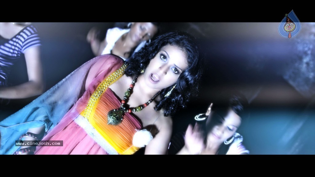 Singer Madhoo Stills in Desi Girl Album - 44 / 48 photos