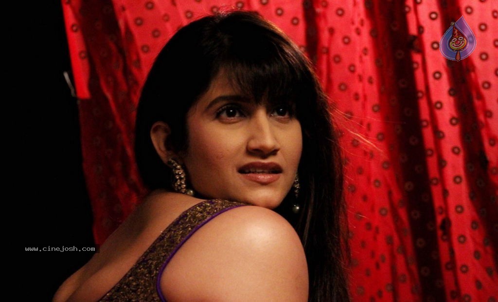 Smiley Suri Photo Shoot - 9 / 20 photos