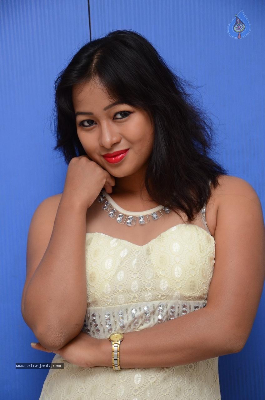 Sneha Gallery - 5 / 64 photos