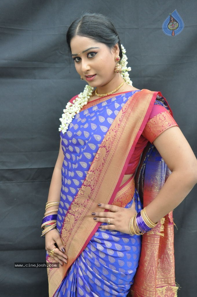 Sneha New Actress Stills - 17 / 100 photos