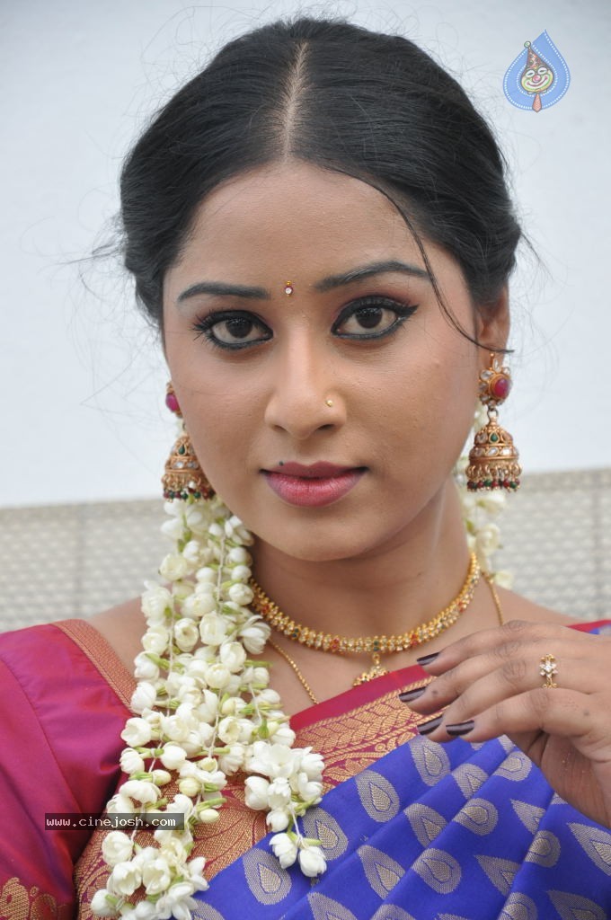 Sneha New Actress Stills - 67 / 100 photos