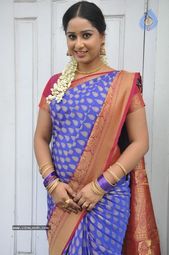 Sneha New Actress Stills - 75 / 100 photos