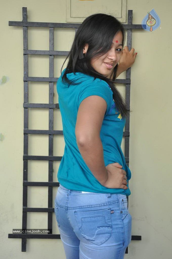 Sneha Stills - 6 / 23 photos