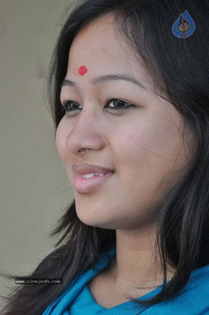 Sneha Stills - 8 / 23 photos