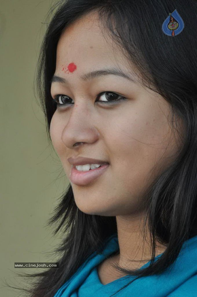 Sneha Stills - 11 / 23 photos