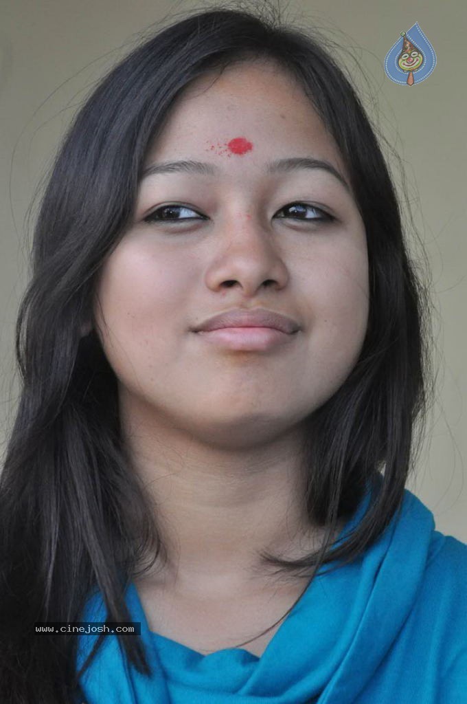 Sneha Stills - 12 / 23 photos