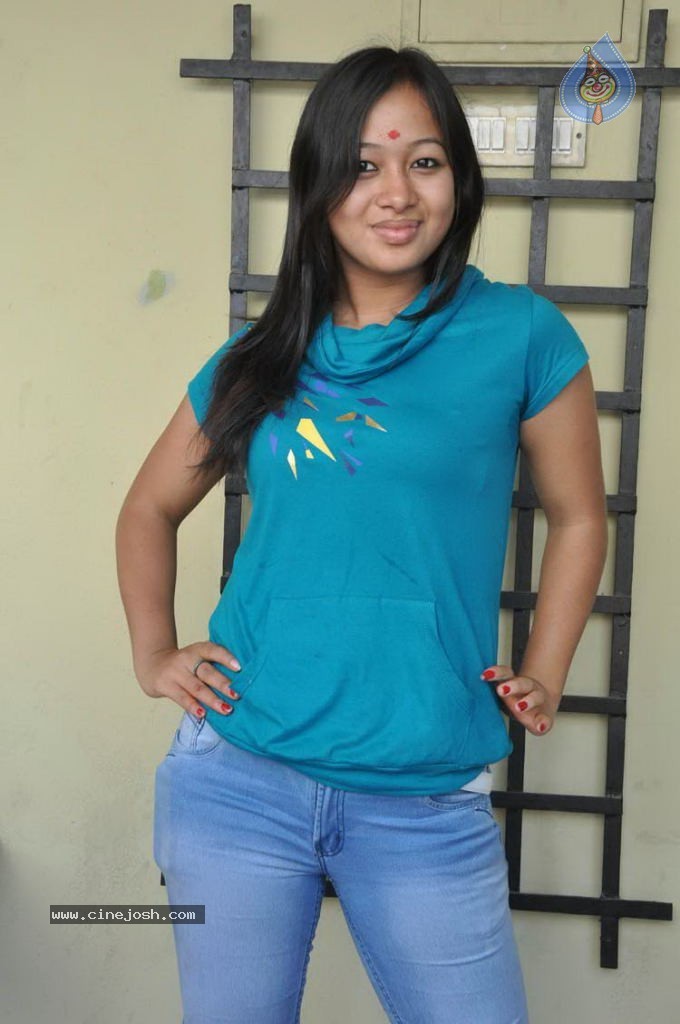 Sneha Stills - 20 / 23 photos