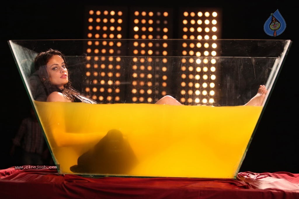 Sneha Ullal New Hot Gallery - 73 / 128 photos