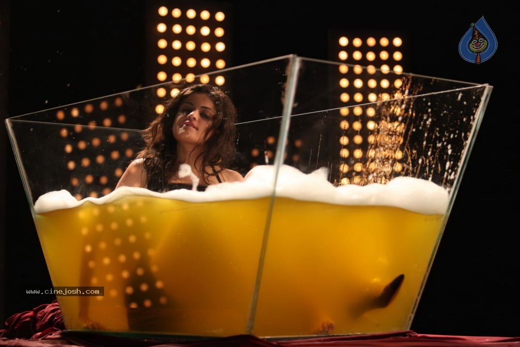 Sneha Ullal New Hot Gallery - 91 / 128 photos