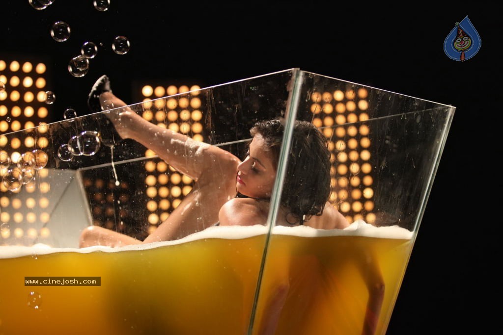 Sneha Ullal New Hot Gallery - 125 / 128 photos