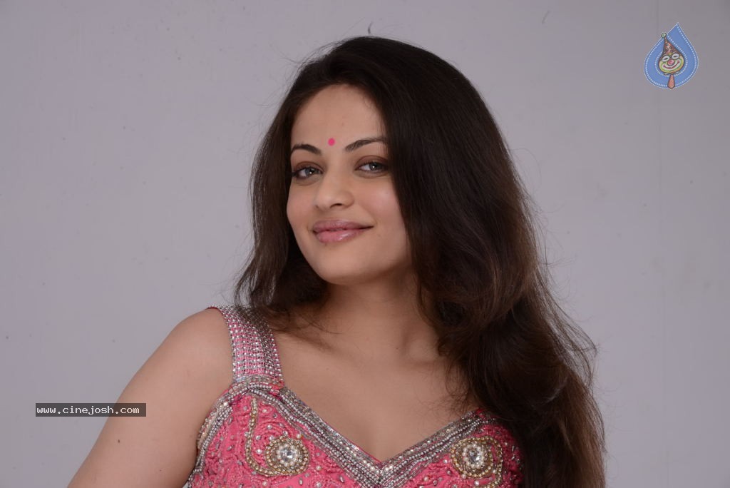 Sneha Ullal New Hot Pics - 36 / 63 photos