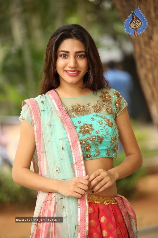 Sonakshi Singh Rawat Pics - 4 / 41 photos