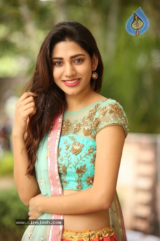 Sonakshi Singh Rawat Pics - 6 / 41 photos